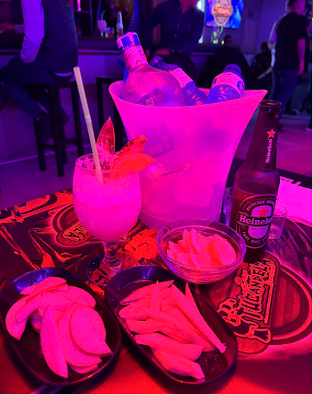 Cubo de hielo con botellas y bandejas para compartir