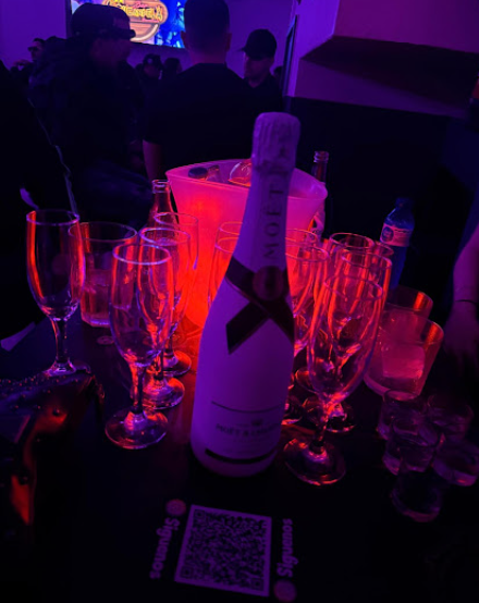 Servicio de botella con copas en Tu Candela